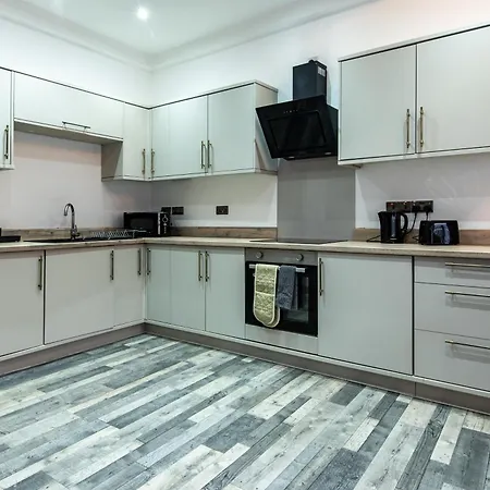 1br Flat, Close To Attractions & Transport *