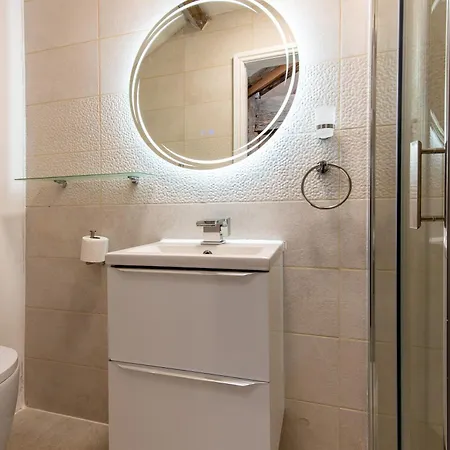 1br Flat, Close To Attractions & Transport Apartment